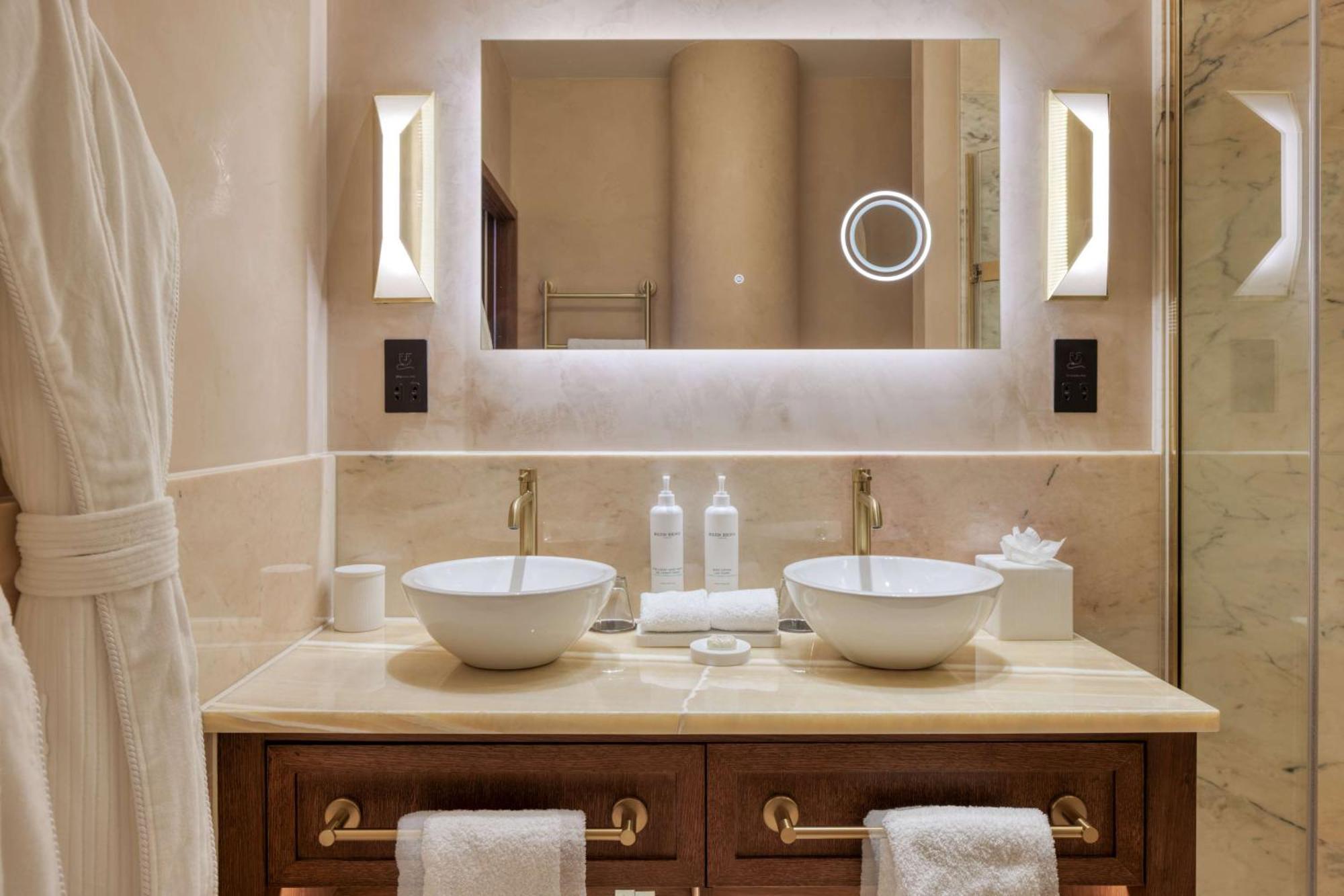 The Trafalgar St. James, Curio Collection By Hilton 5* Londres